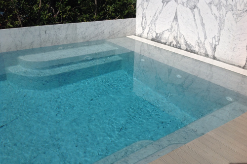 Scalinata di accesso in piscina rivestita in marmo
