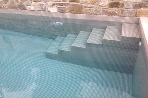 scala di accesso alla piscina in muratura , rivestita in mosaico colore perla