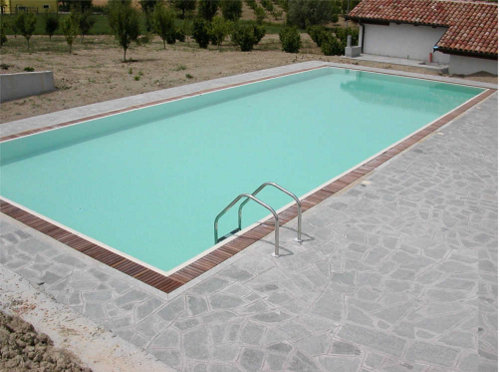 piscina con pavimentazione in pietra