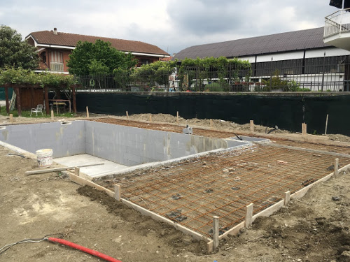 costruzione zona solarium piscina