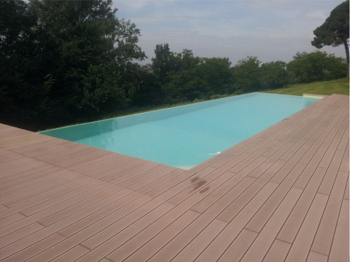 Deck in legno ricostruito a completamento di piscine realizzate da Acqua SPA