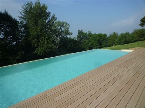 pavimento bordo piscina in legno