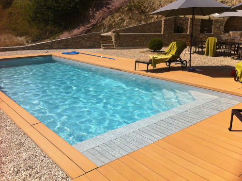 piscina con deck in legno