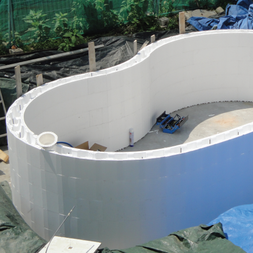 piscina costruita con casseri isoblok, forma libera con parete curva