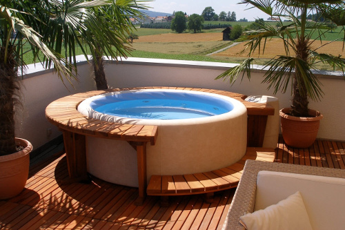 piscina softub con bordo in legno