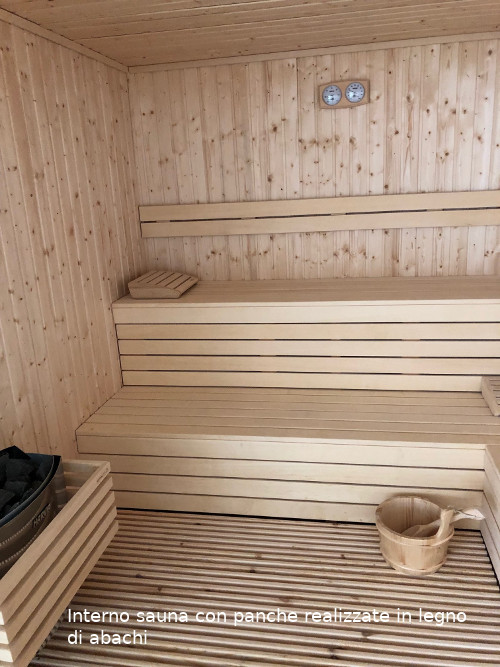 interno sauna con panche realizzate in legno di abachi